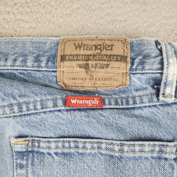 Wrangler Men's Classic 5-Pocket Regular Fit Faded Cotton Jeans Size 33x30 Cowboy - Picture 8 of 13